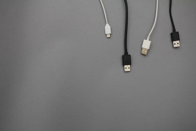 黑色和白色USB数据电缆
